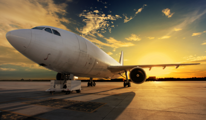 夕焼けのなかの航空機